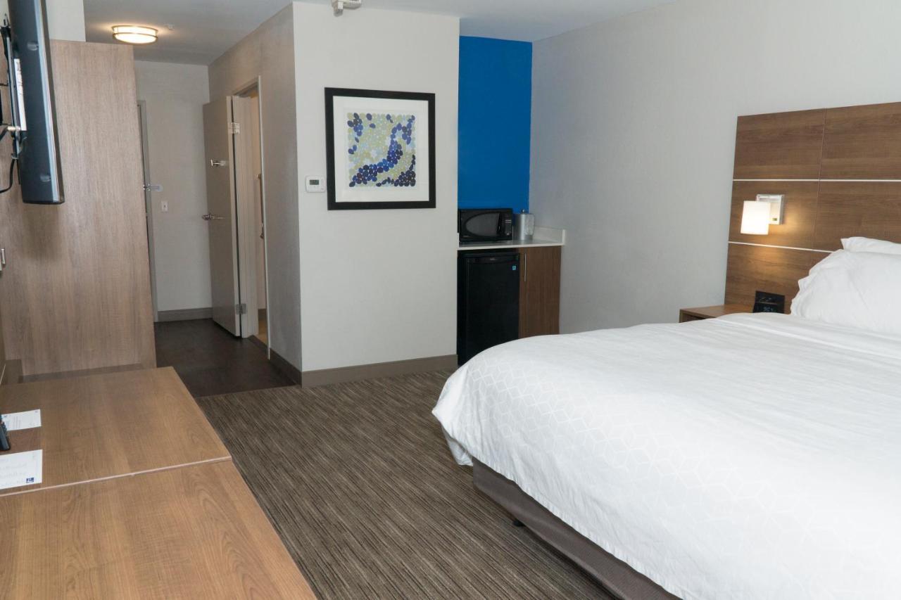 Holiday Inn Express Hotel & Suites Madison By Ihg Exterior photo