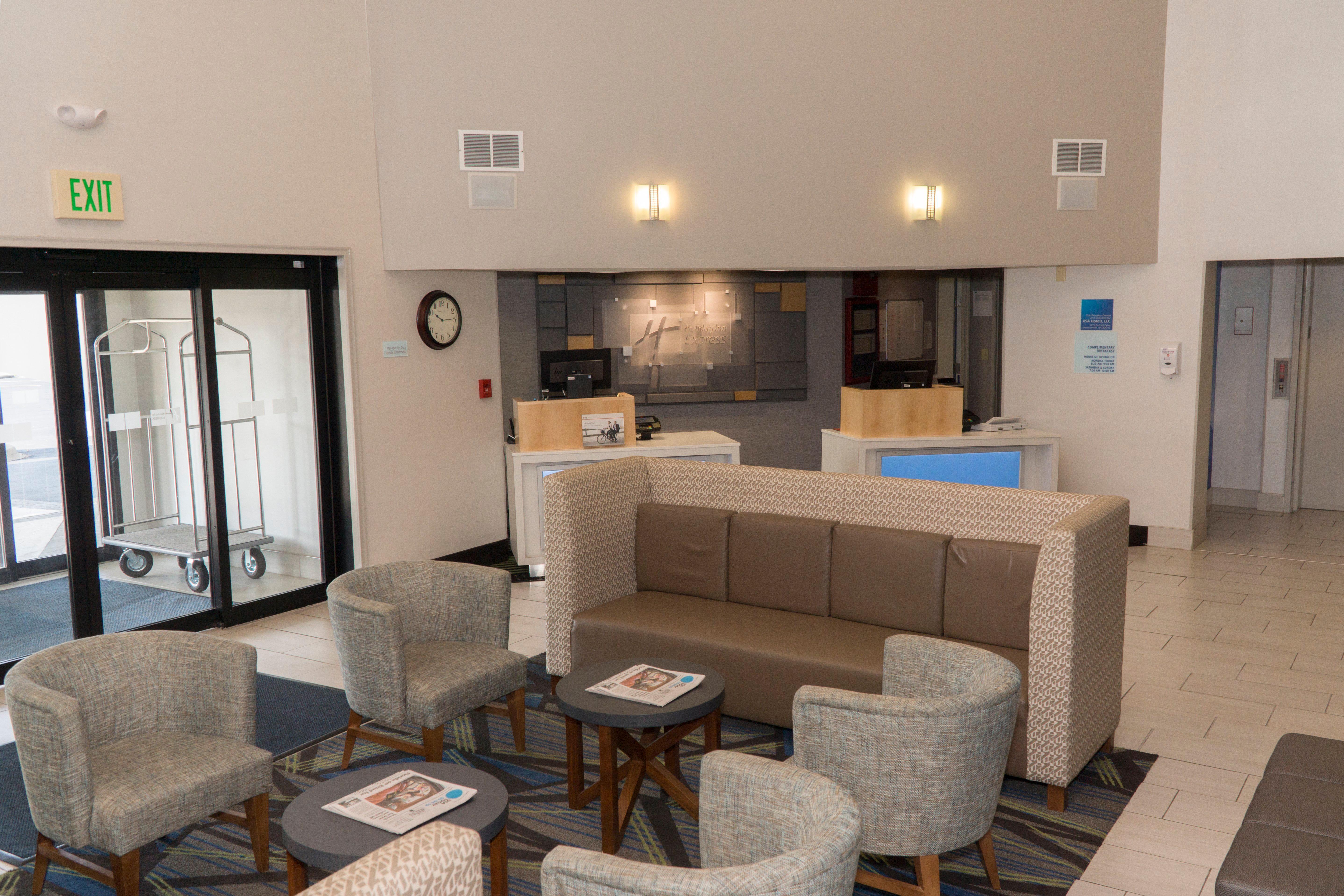 Holiday Inn Express Hotel & Suites Madison By Ihg Exterior photo